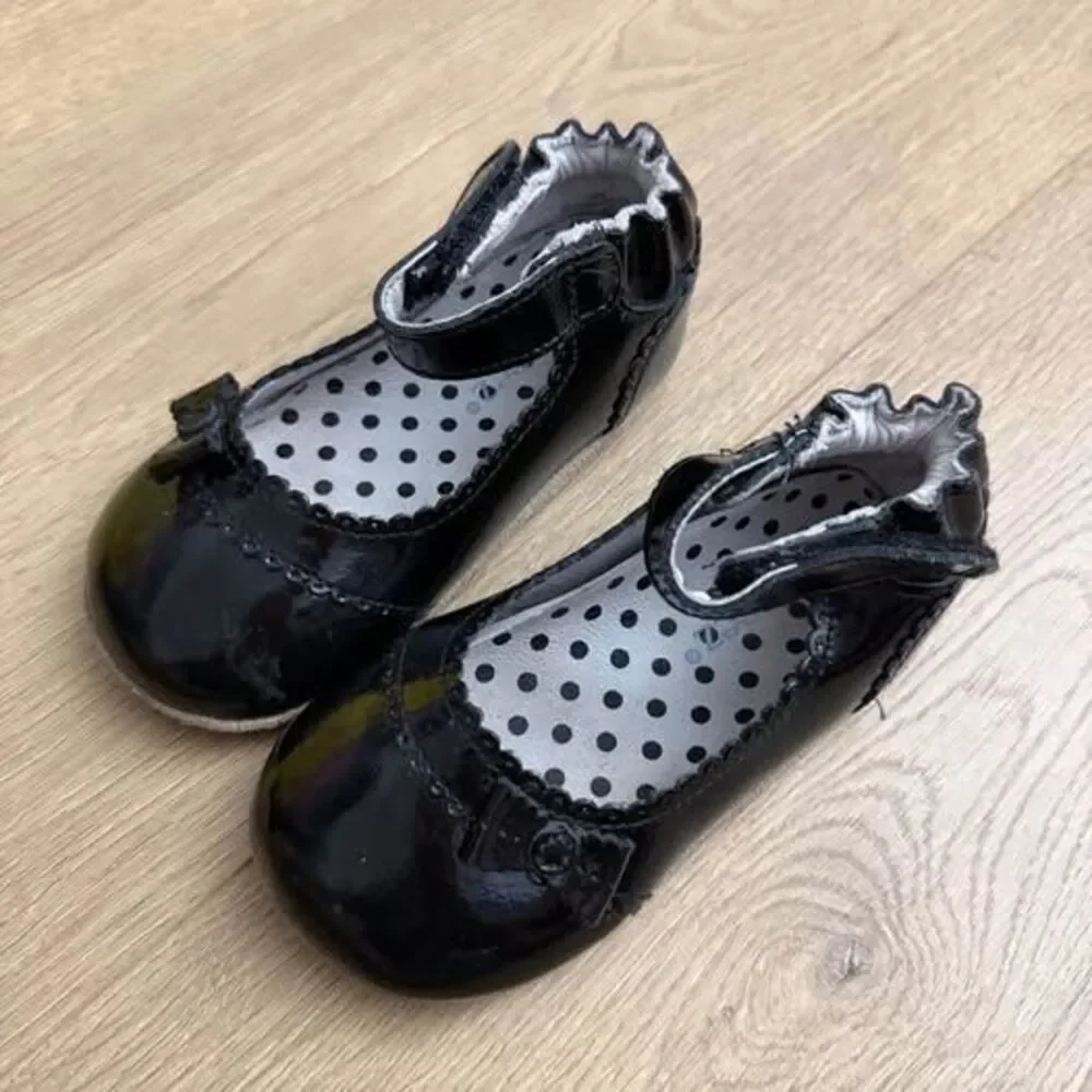 Robeez Black Patent Mary Jane Shoes size 6 or 18-24 mo